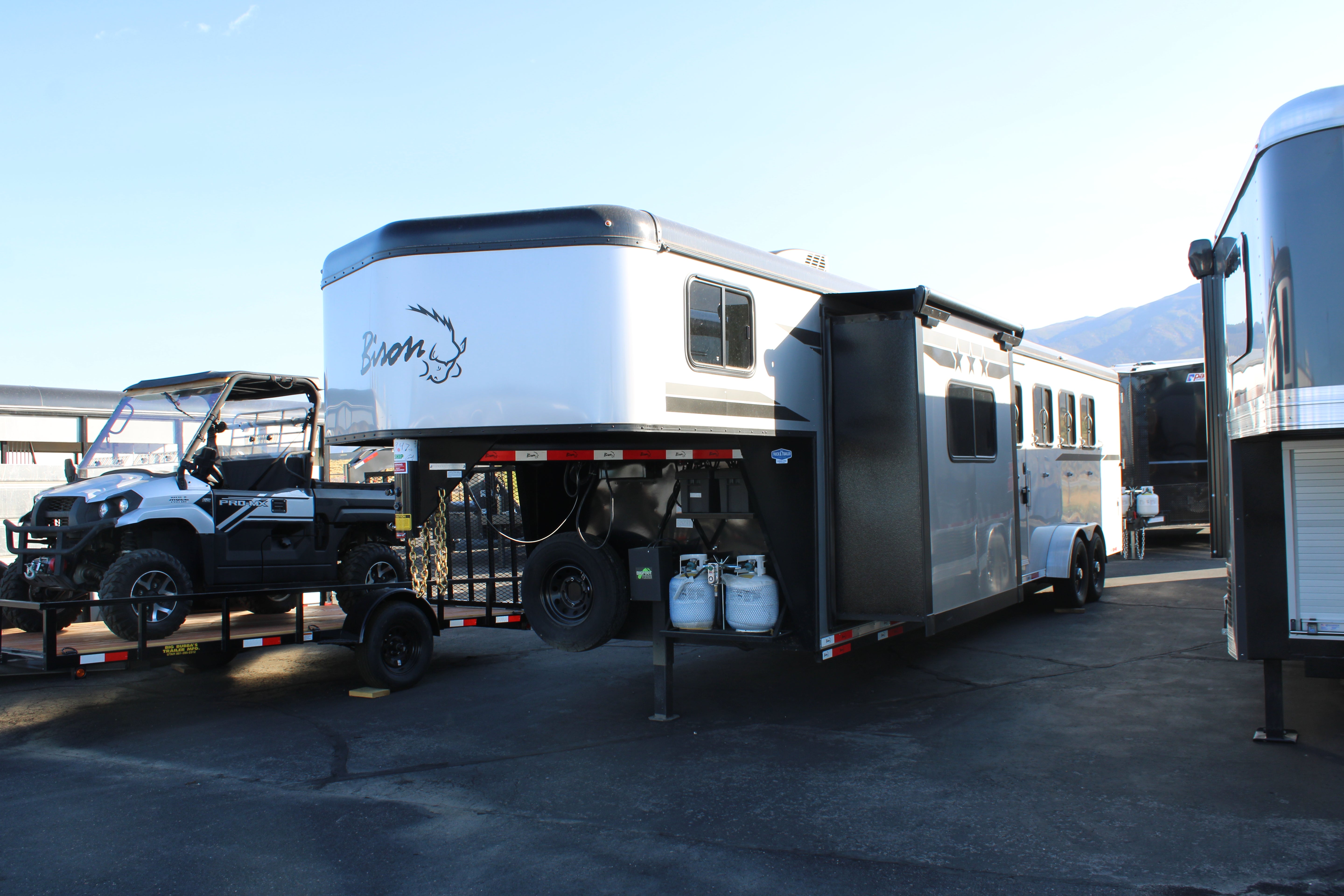 Bison Ranger 7411.S Horse Trailer w/Living Quarters