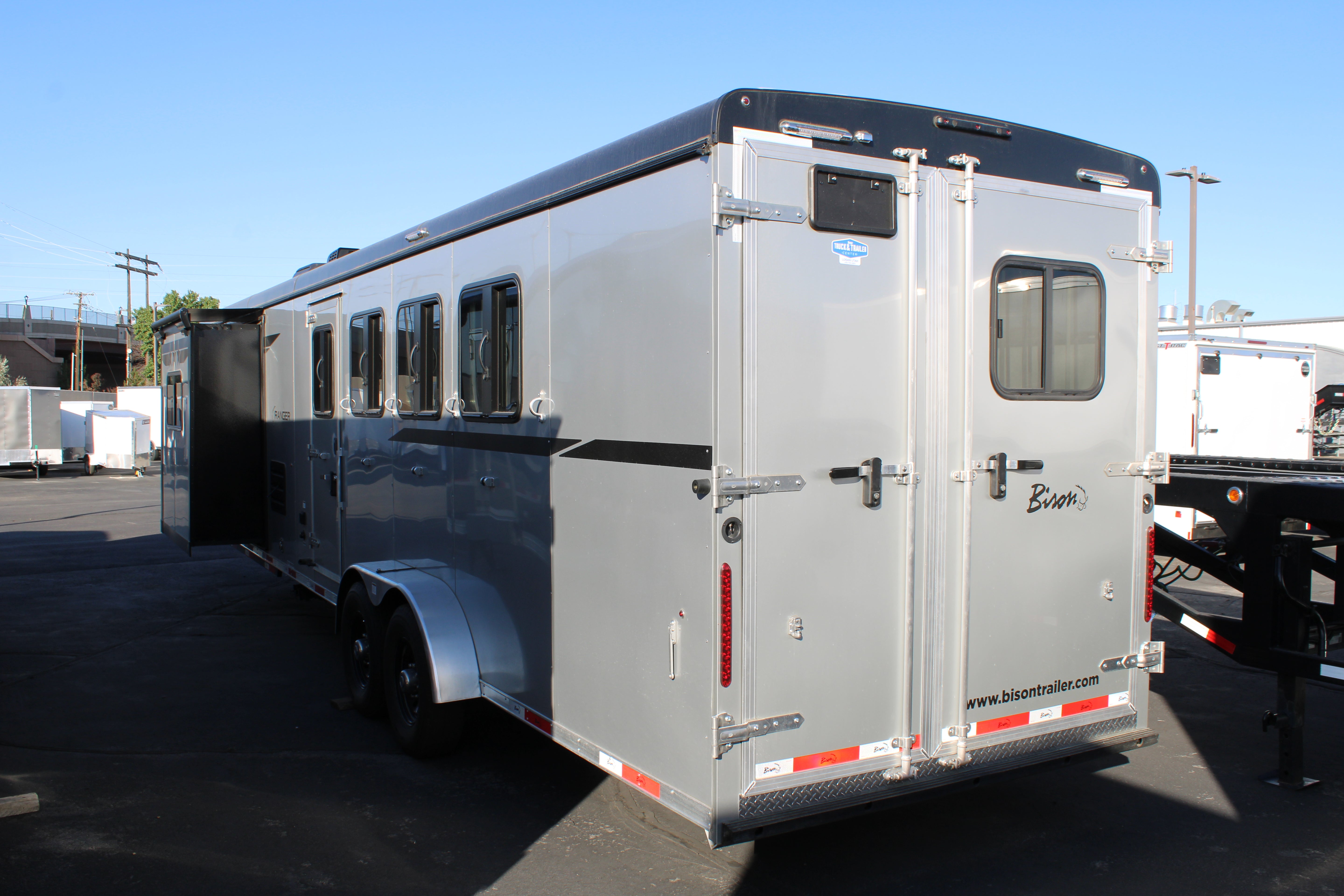 Bison Ranger 7411.S Horse Trailer w/Living Quarters