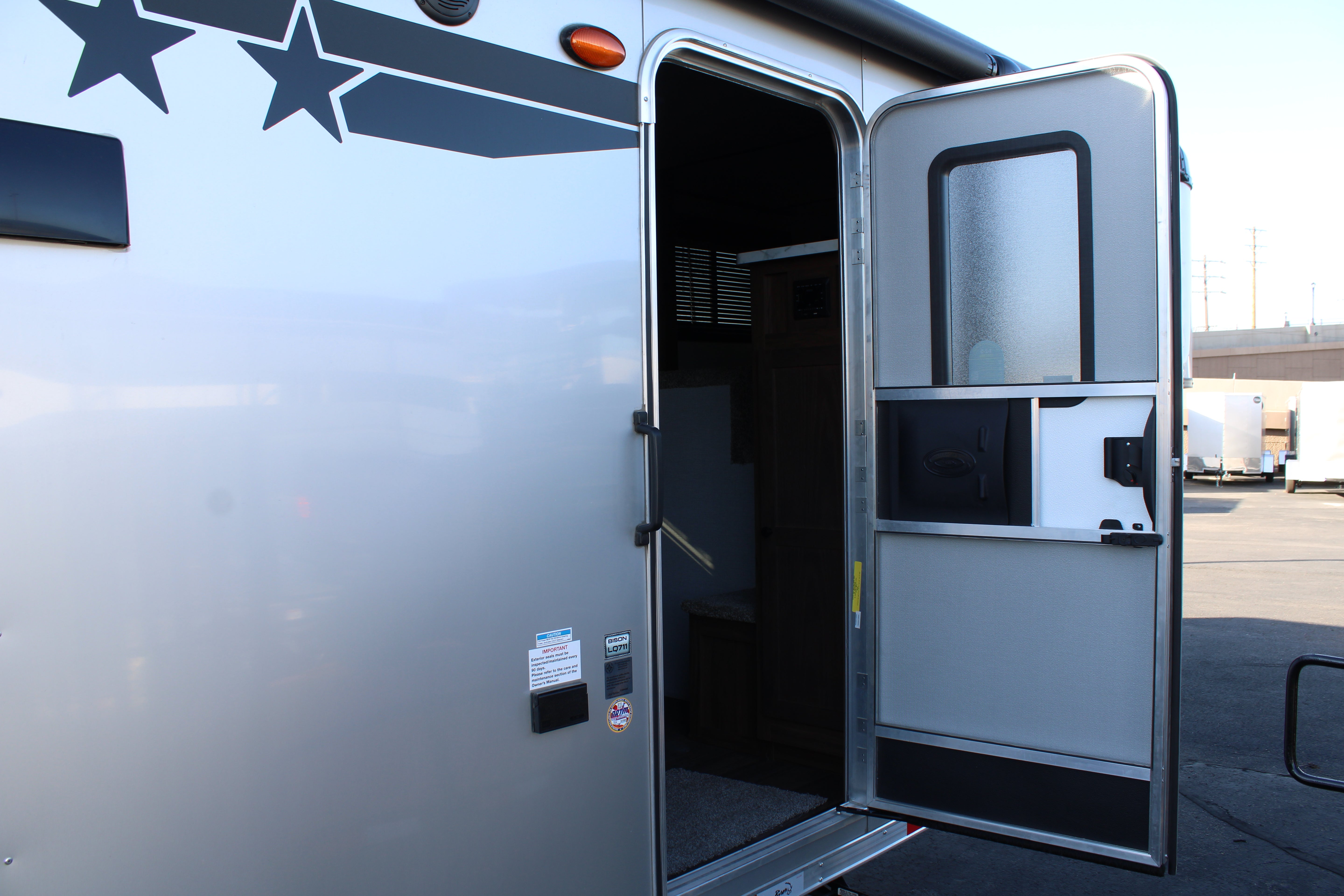 Bison Ranger 7411.S Horse Trailer w/Living Quarters