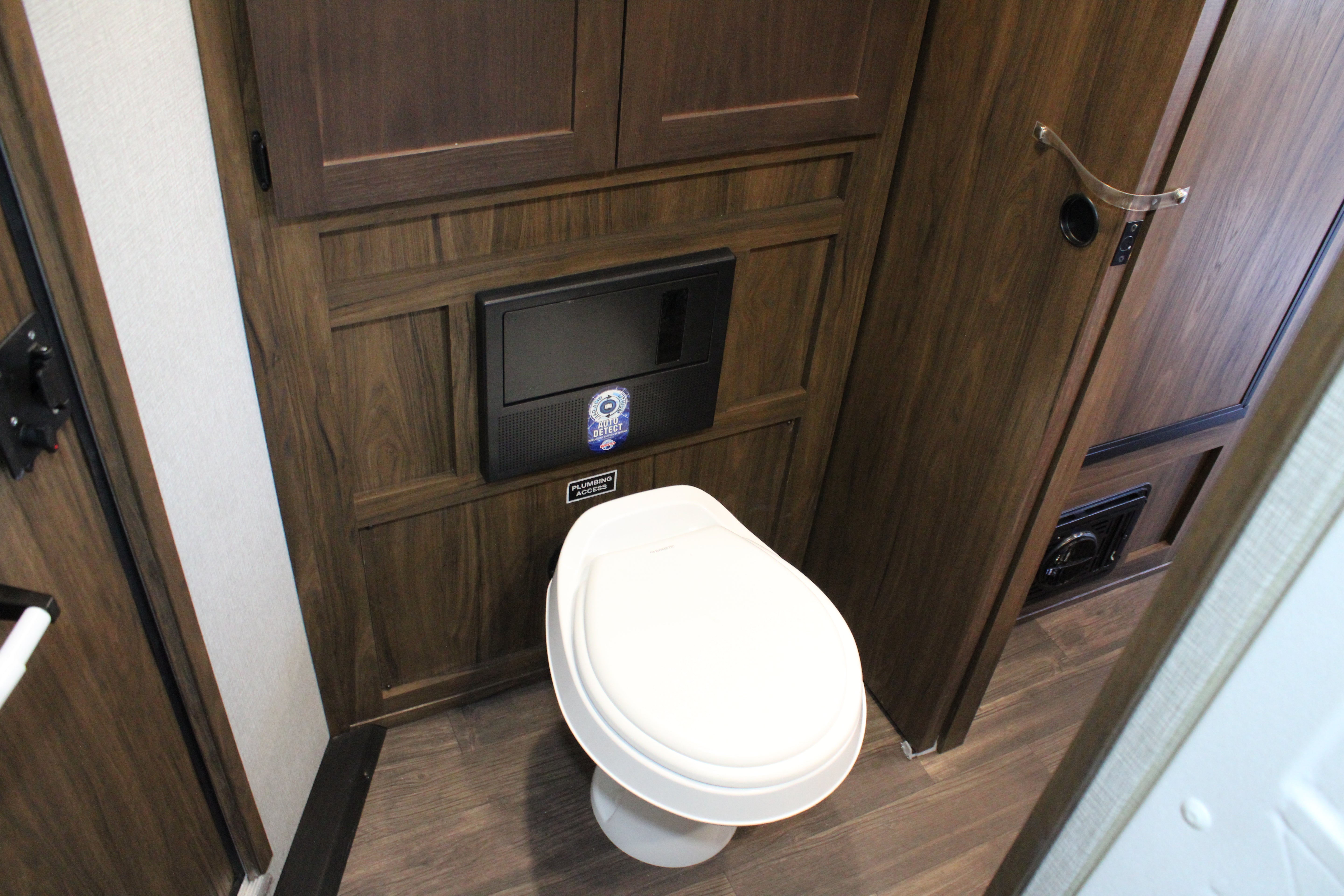 Bison Ranger 7411.S Horse Trailer w/Living Quarters