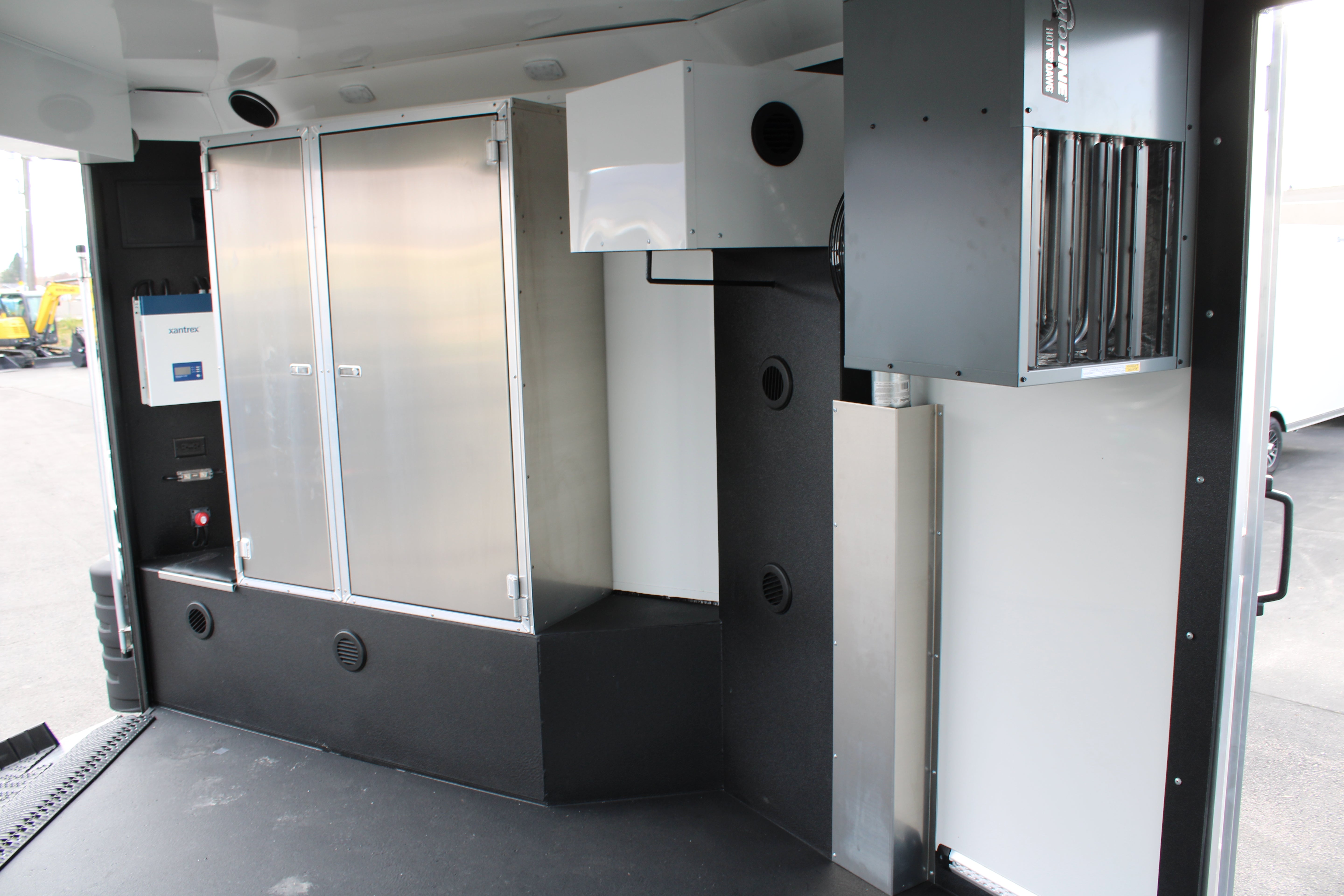 Logan Coach 29' HP Trailer