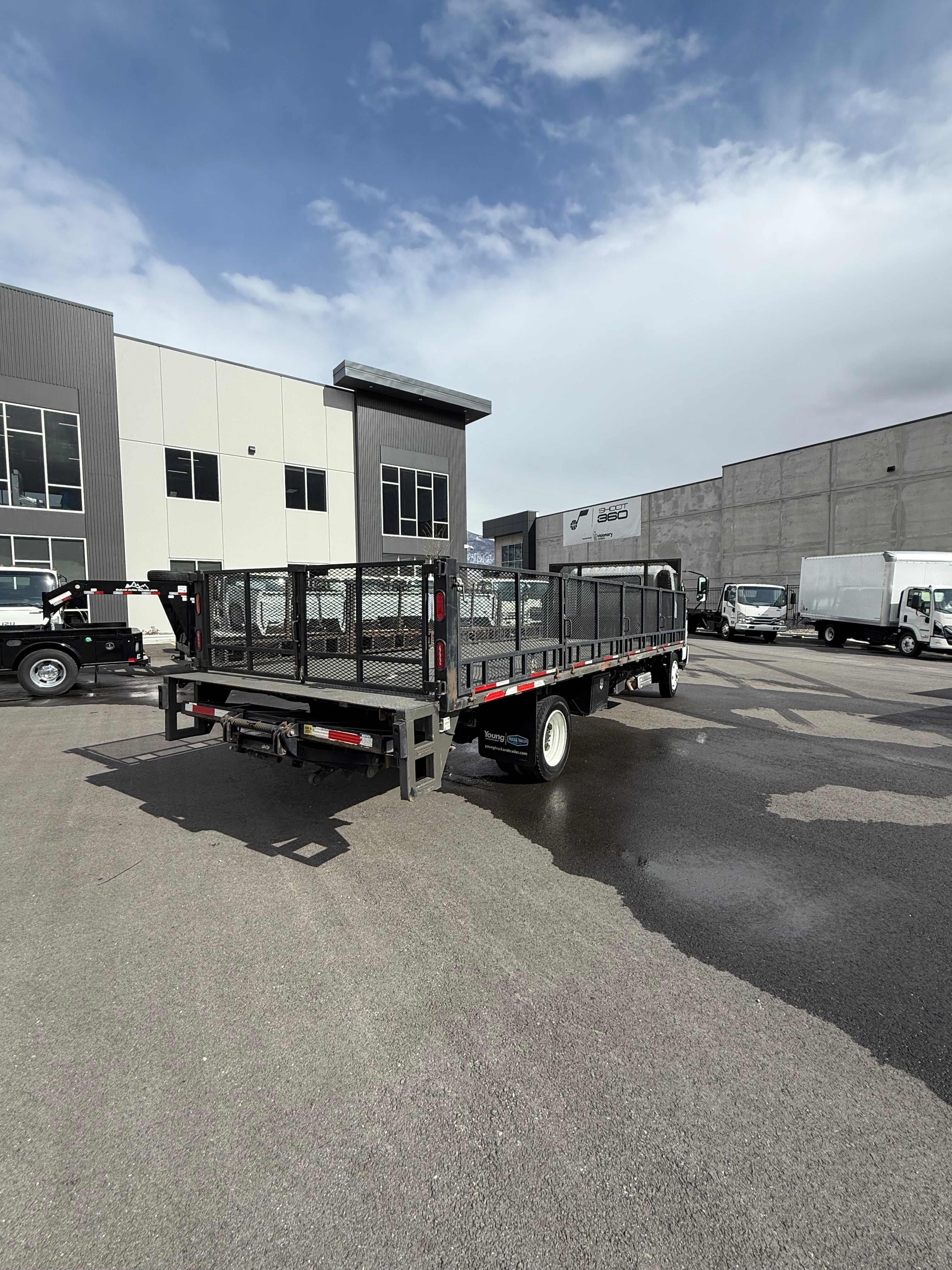 2020 Hino 195 22' Folding Sides Flatbed