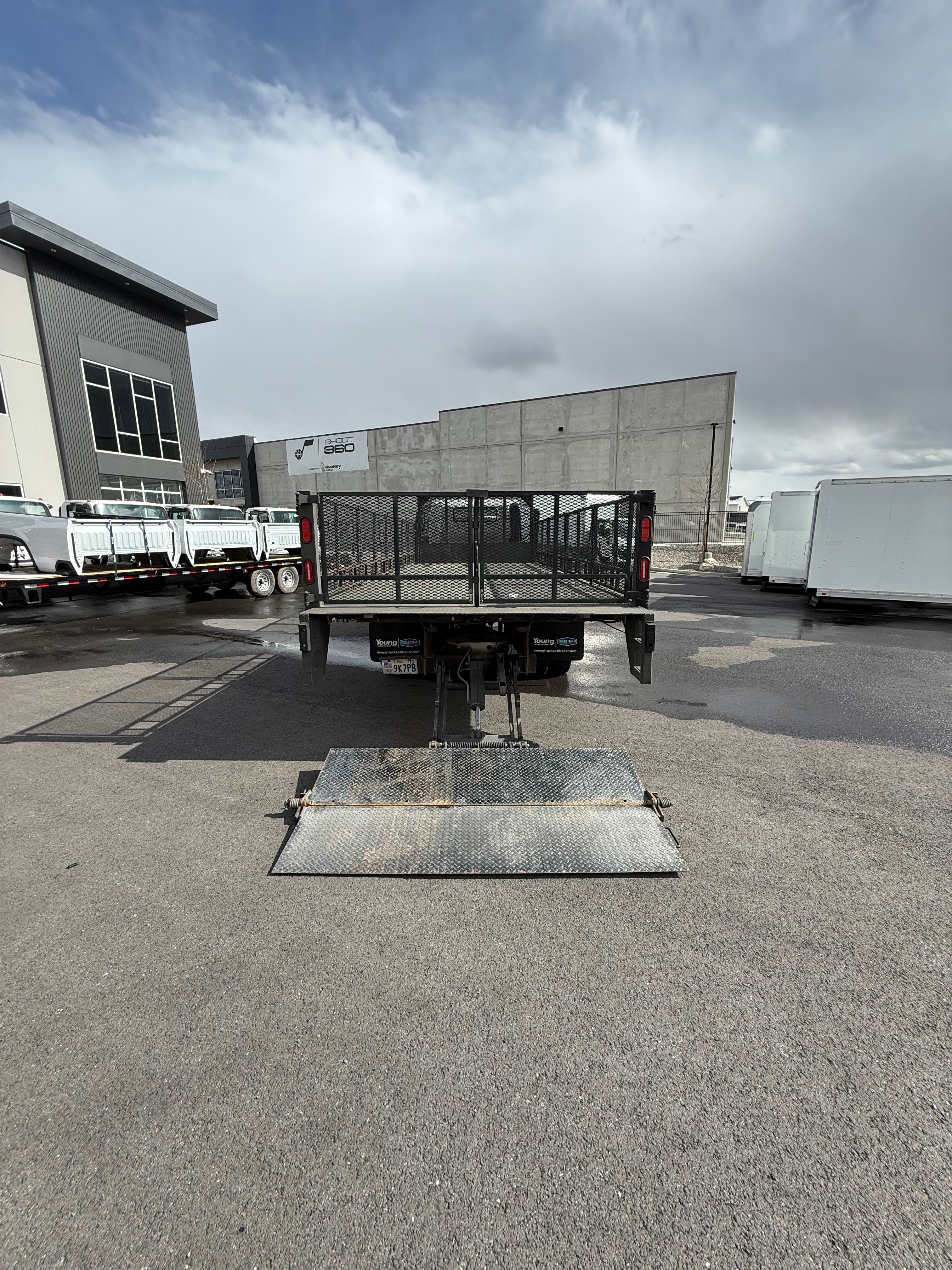 2020 Hino 195 22' Folding Sides Flatbed