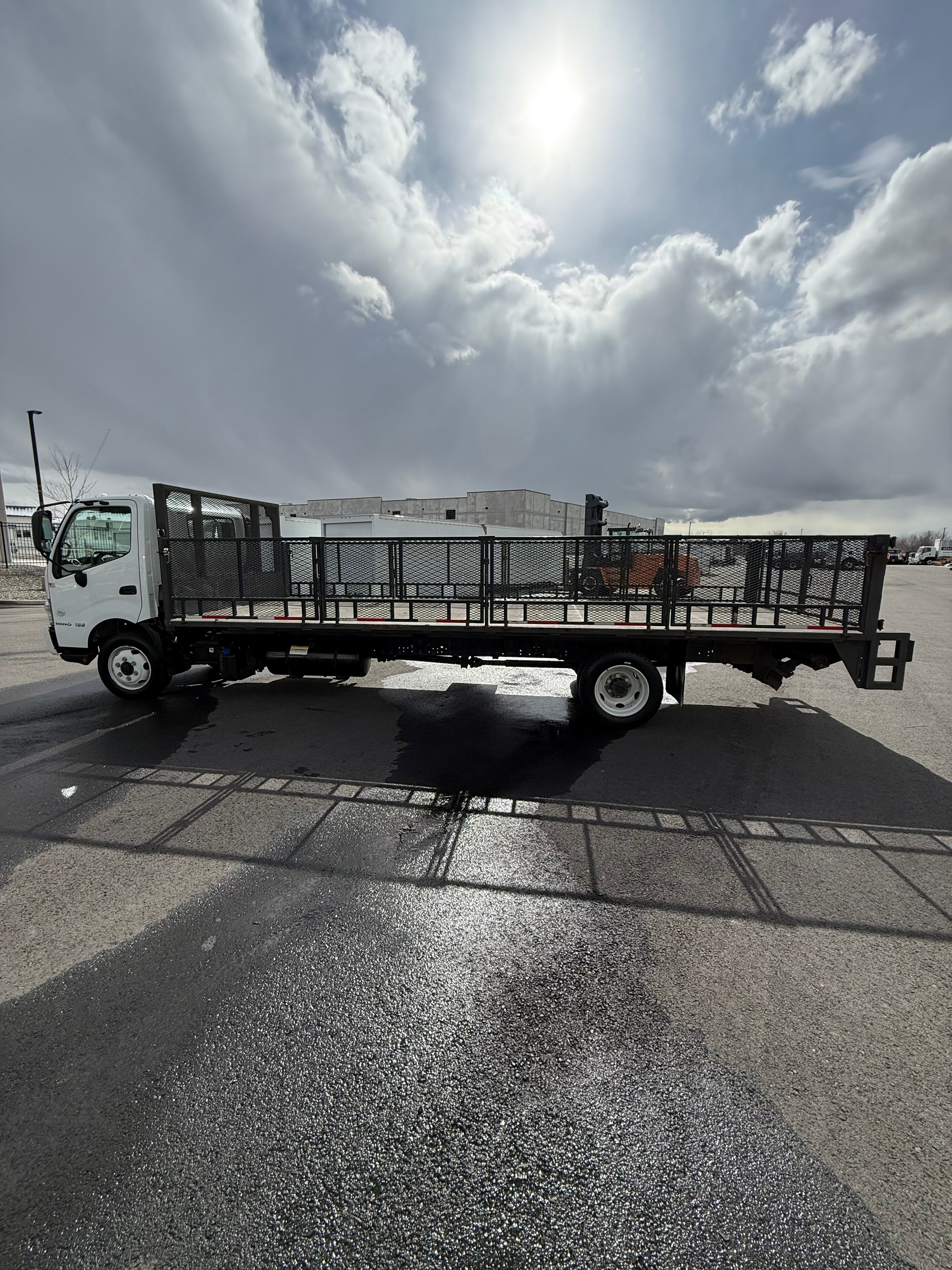 2020 Hino 195 22' Folding Sides Flatbed