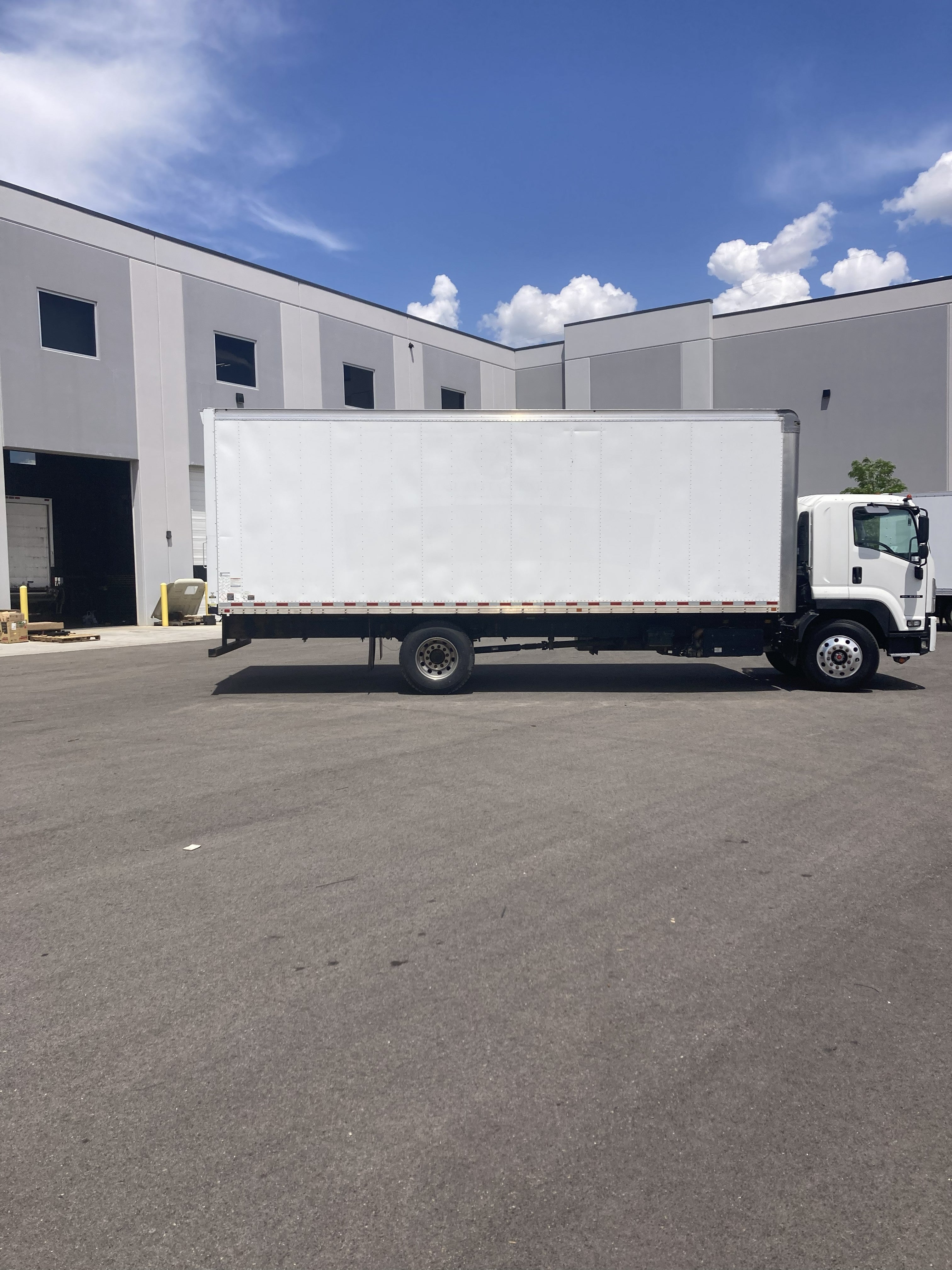 CERTIFIED USED 2020 ISUZU FTR 26' BOX TRUCK