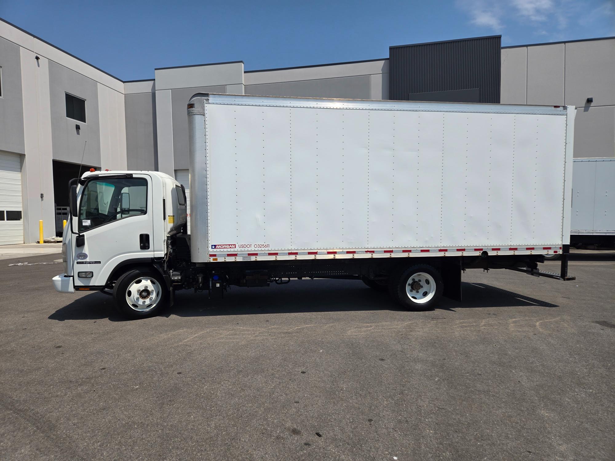 USED 2017 ISUZU NPRXD 20' BOX TRUCK