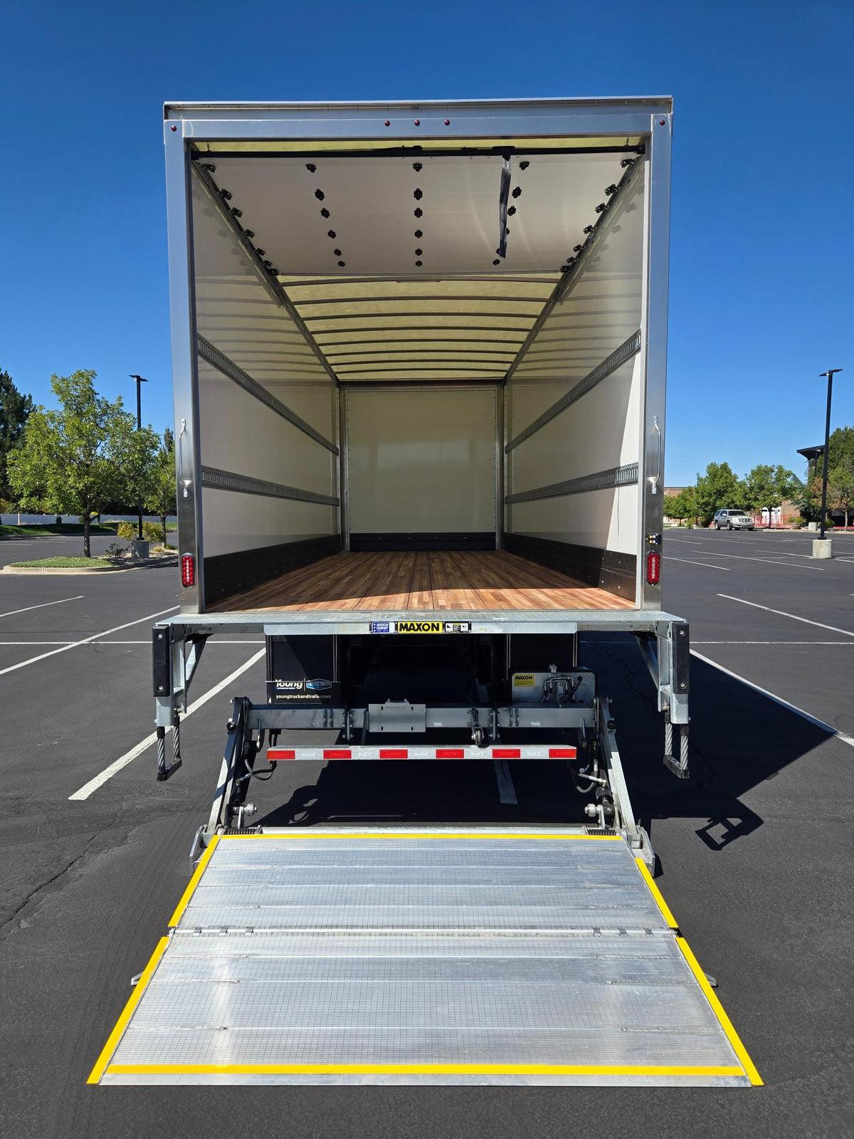 2026 Hino L6 Extended Cab 26' Box Truck with Liftgate