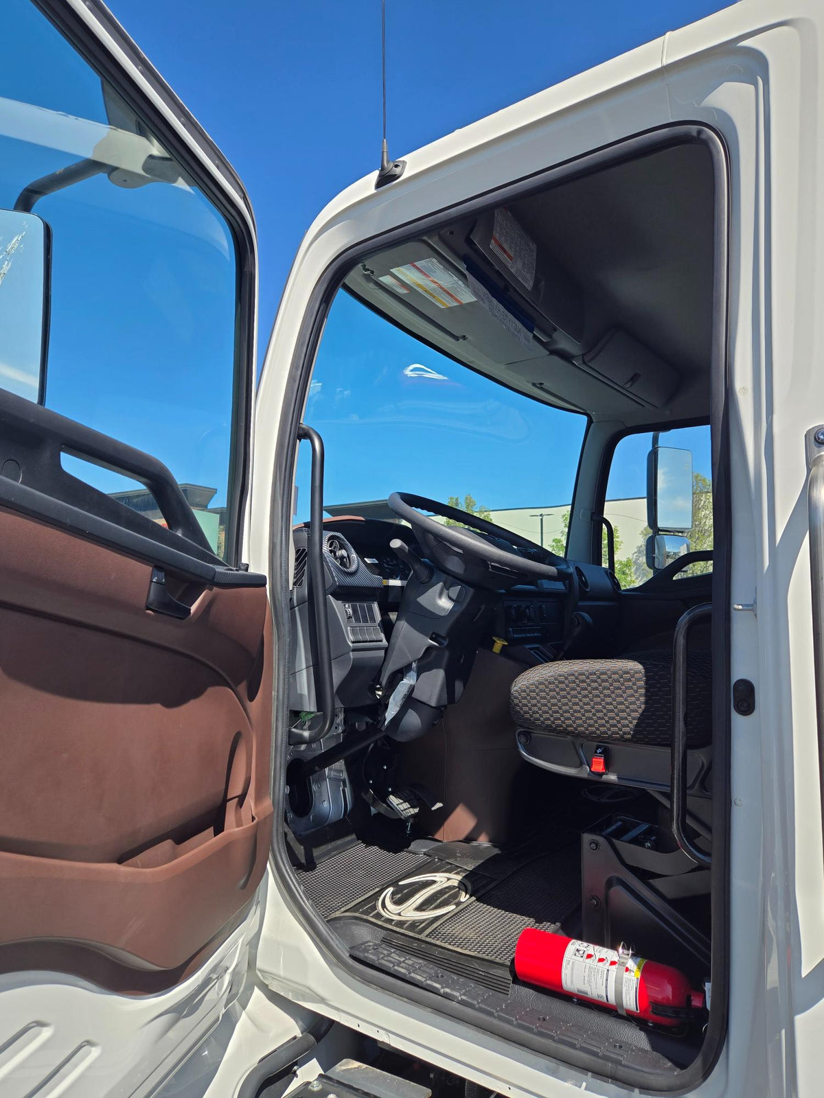 2026 Hino L6 Extended Cab 26' Box Truck with Liftgate