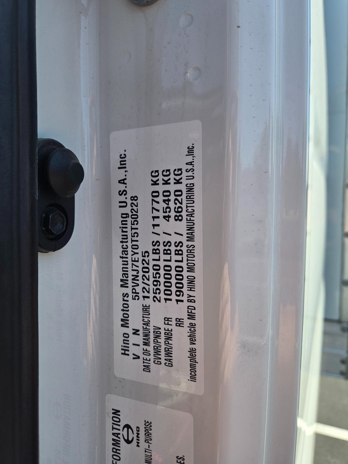 2026 Hino L6 Extended Cab 26' Box Truck with Liftgate