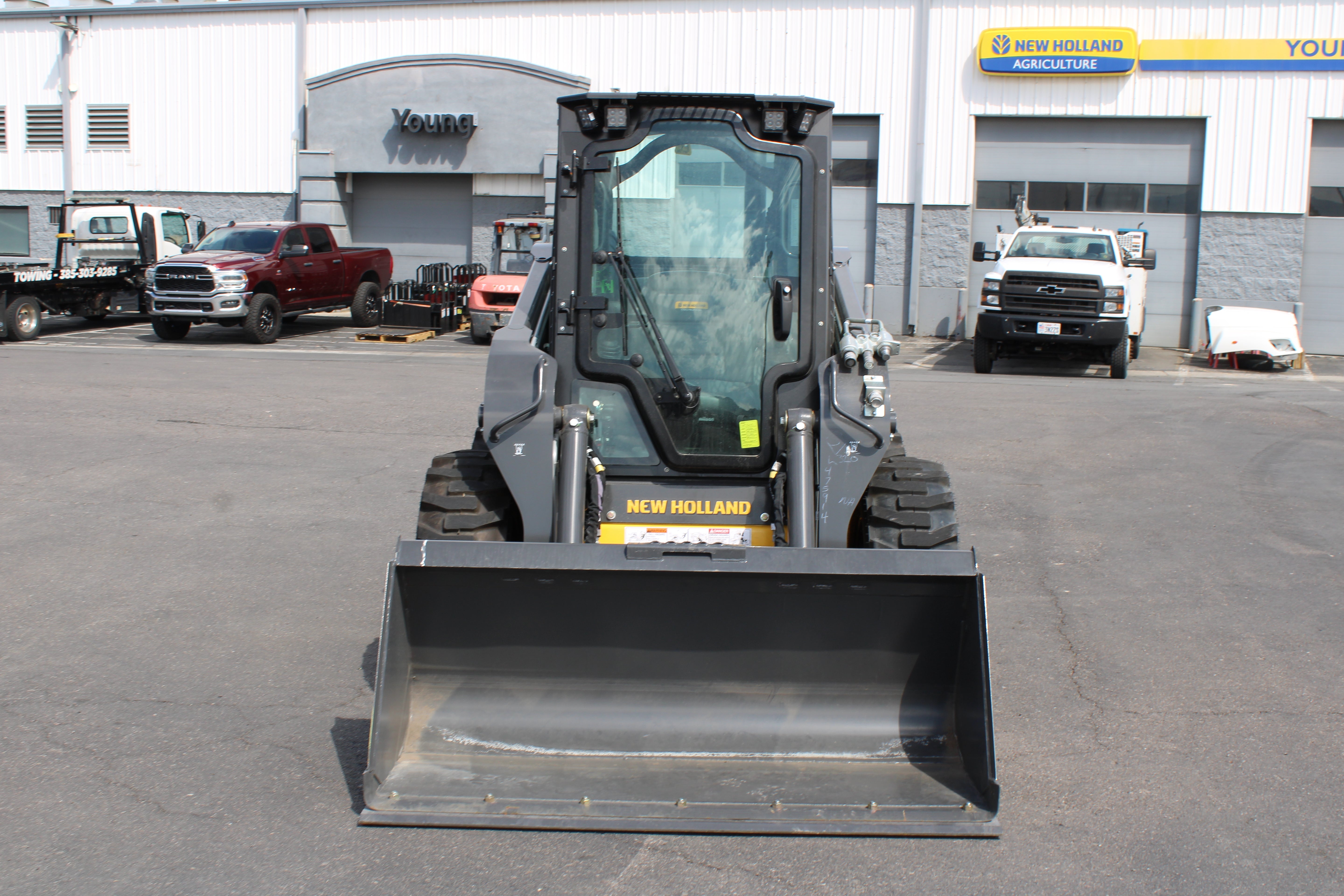 New Holland Skidsteer L320