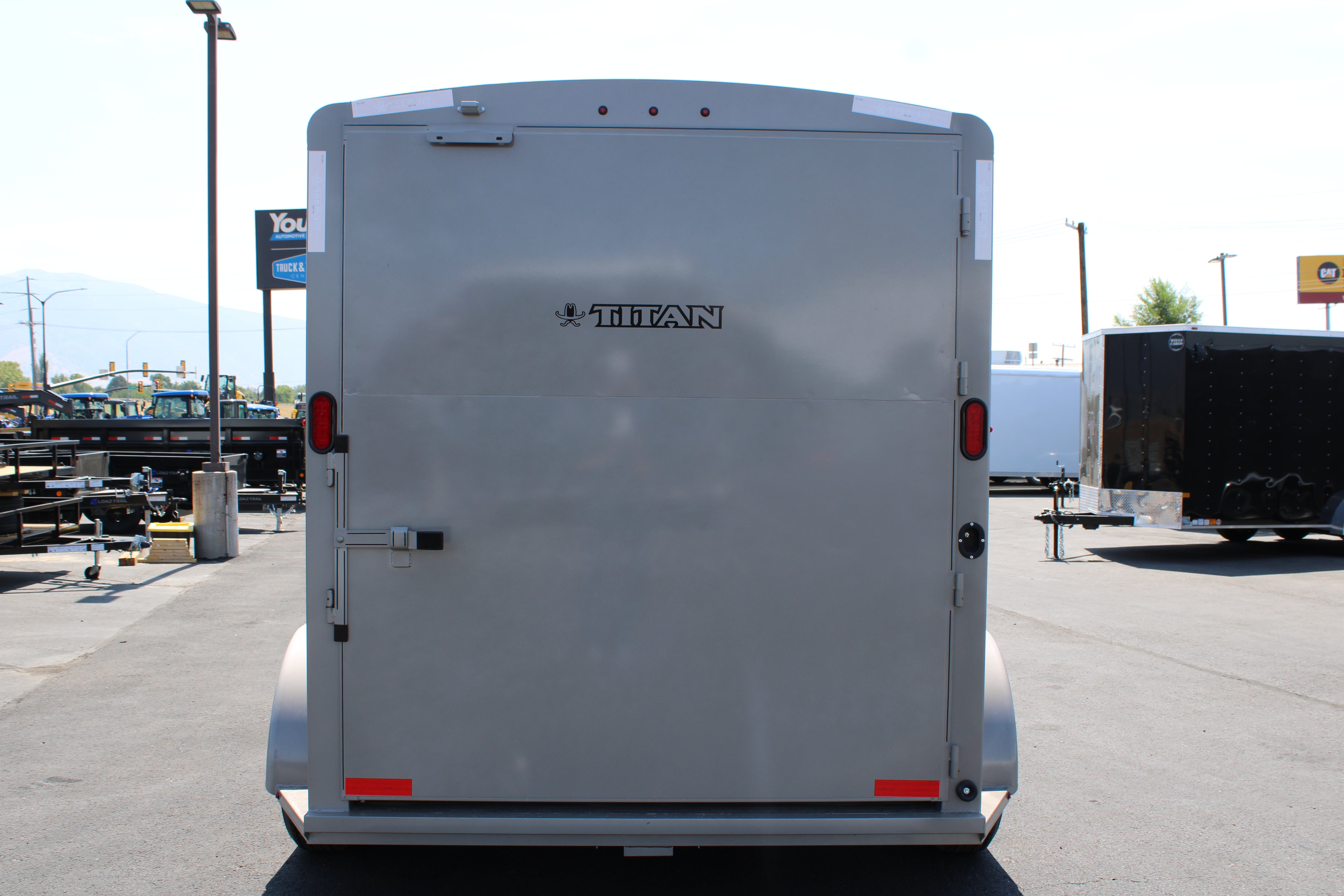 2025 Titan Primo 2H Horse Trailer