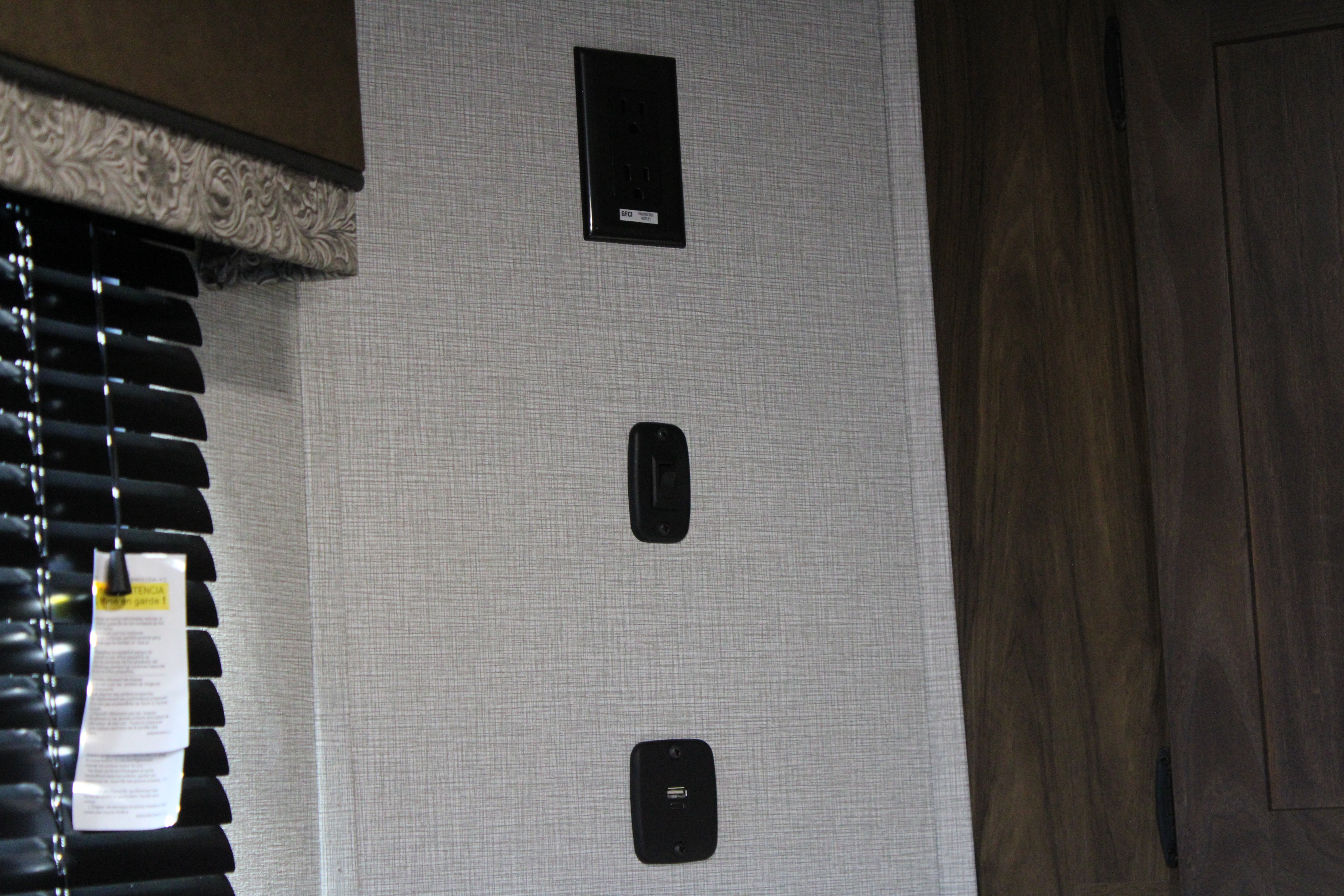 Bison Ranger 7411.S Horse Trailer w/Living Quarters