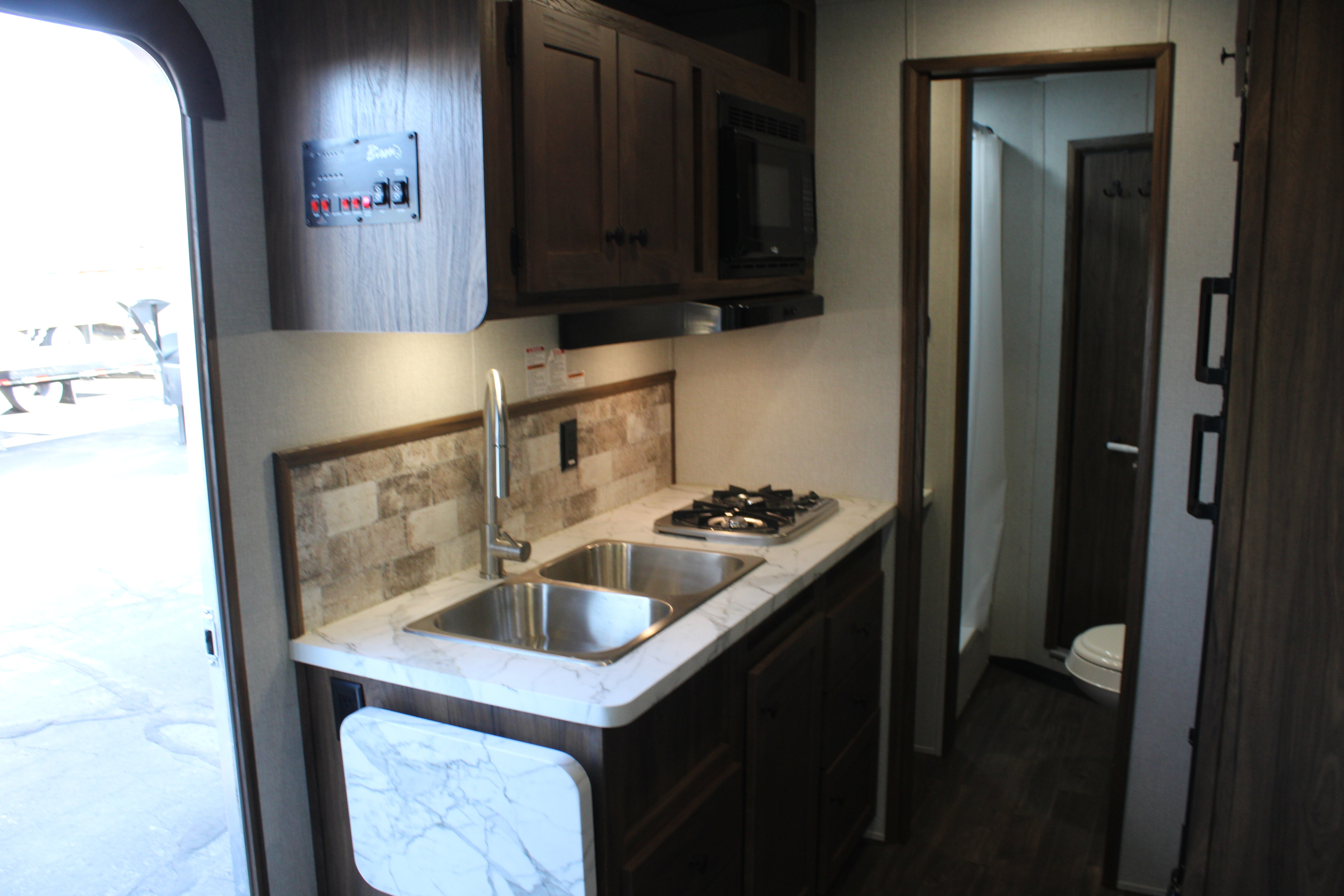 Bison Ranger 7411.S Horse Trailer w/Living Quarters