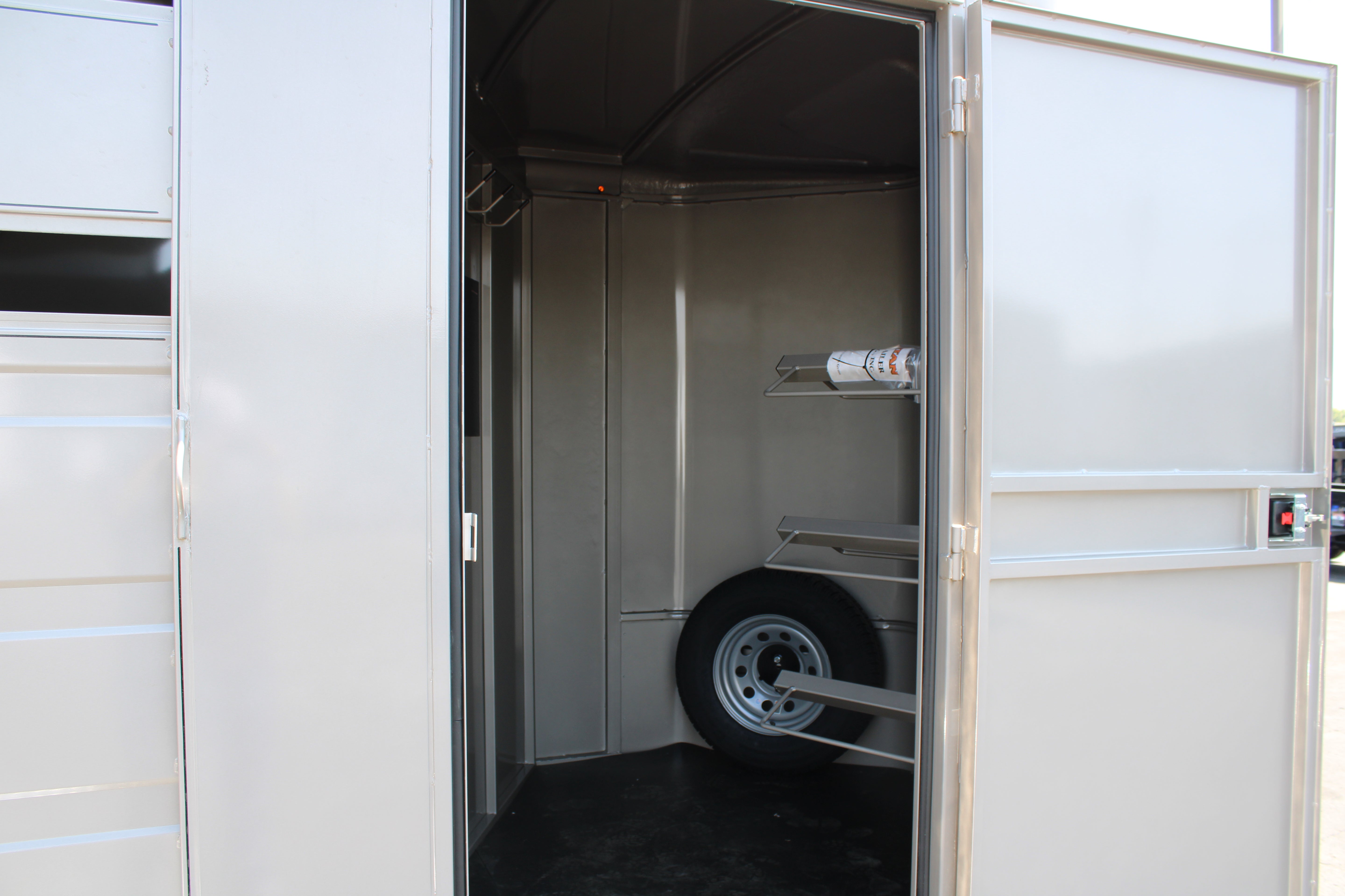 2025 Titan Primo 2H Horse Trailer