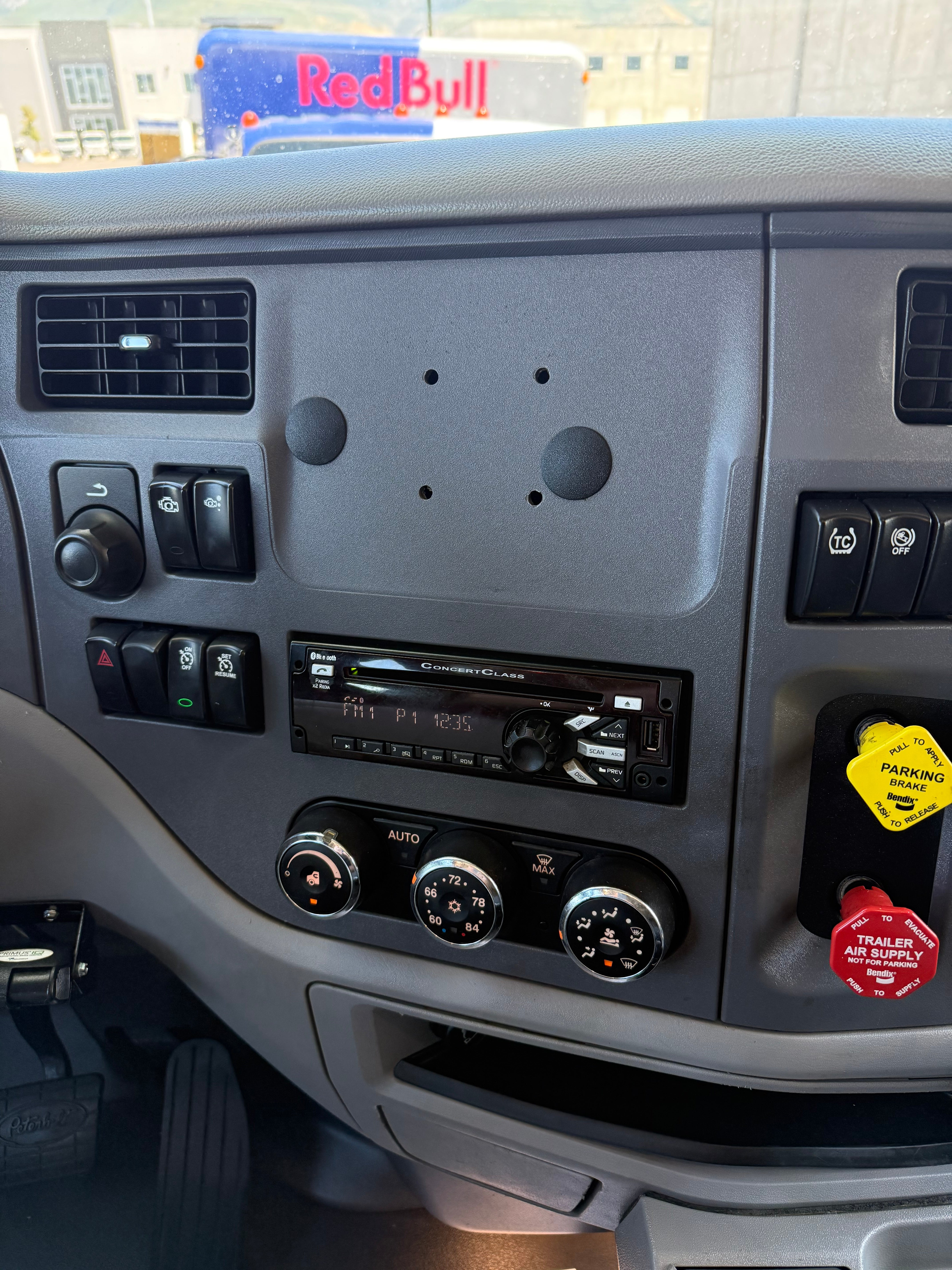 Used 2016 Peterbilt 579 Sleeper Truck