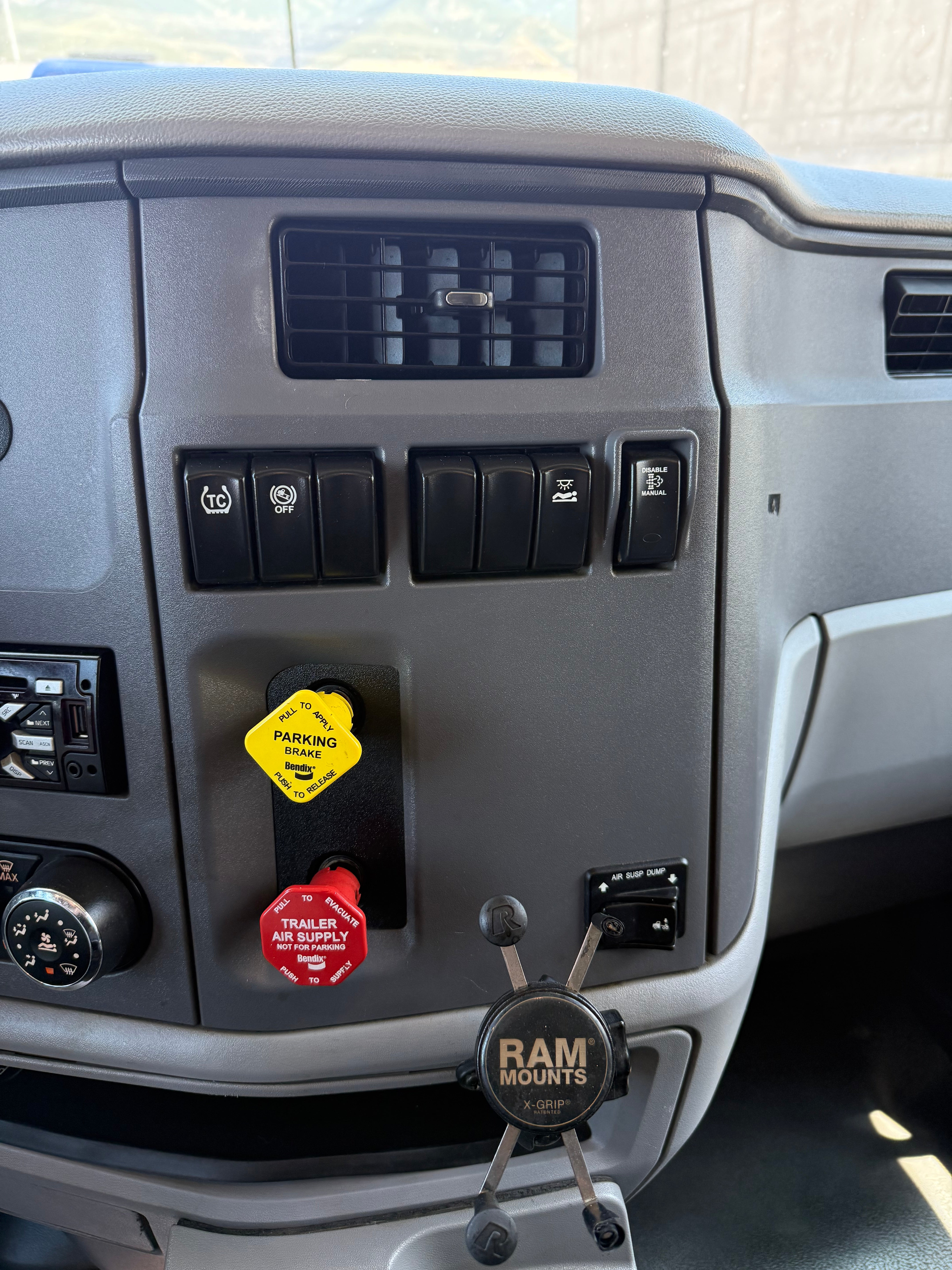 Used 2016 Peterbilt 579 Sleeper Truck