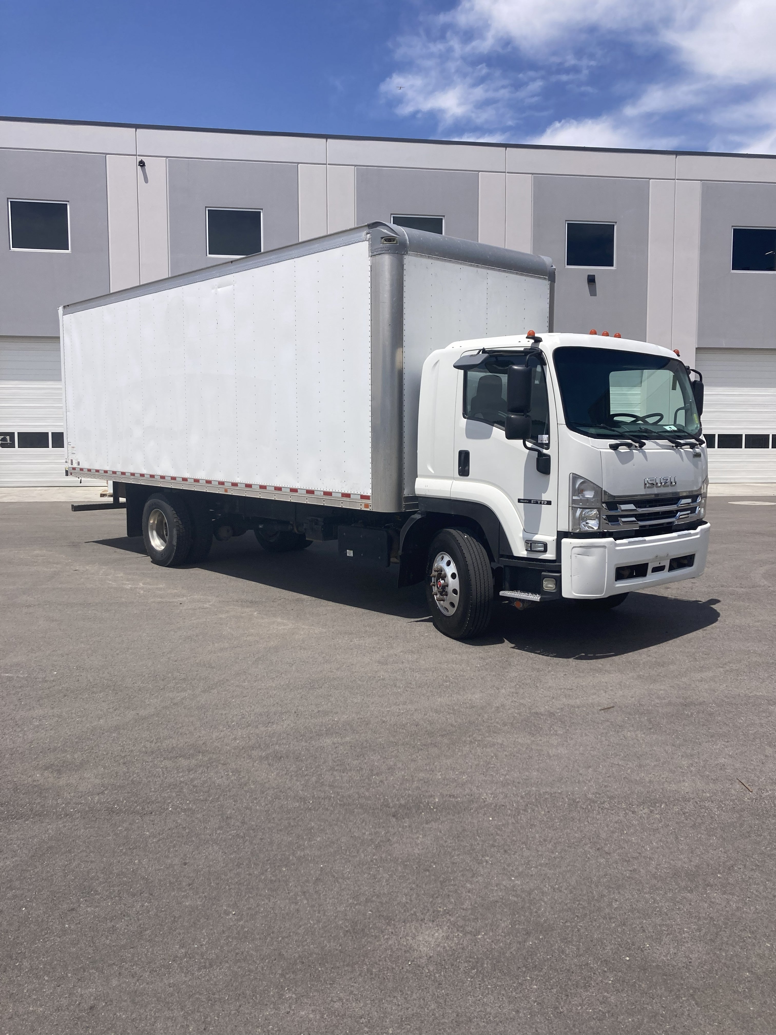 CERTIFIED USED 2020 ISUZU FTR 26' BOX TRUCK