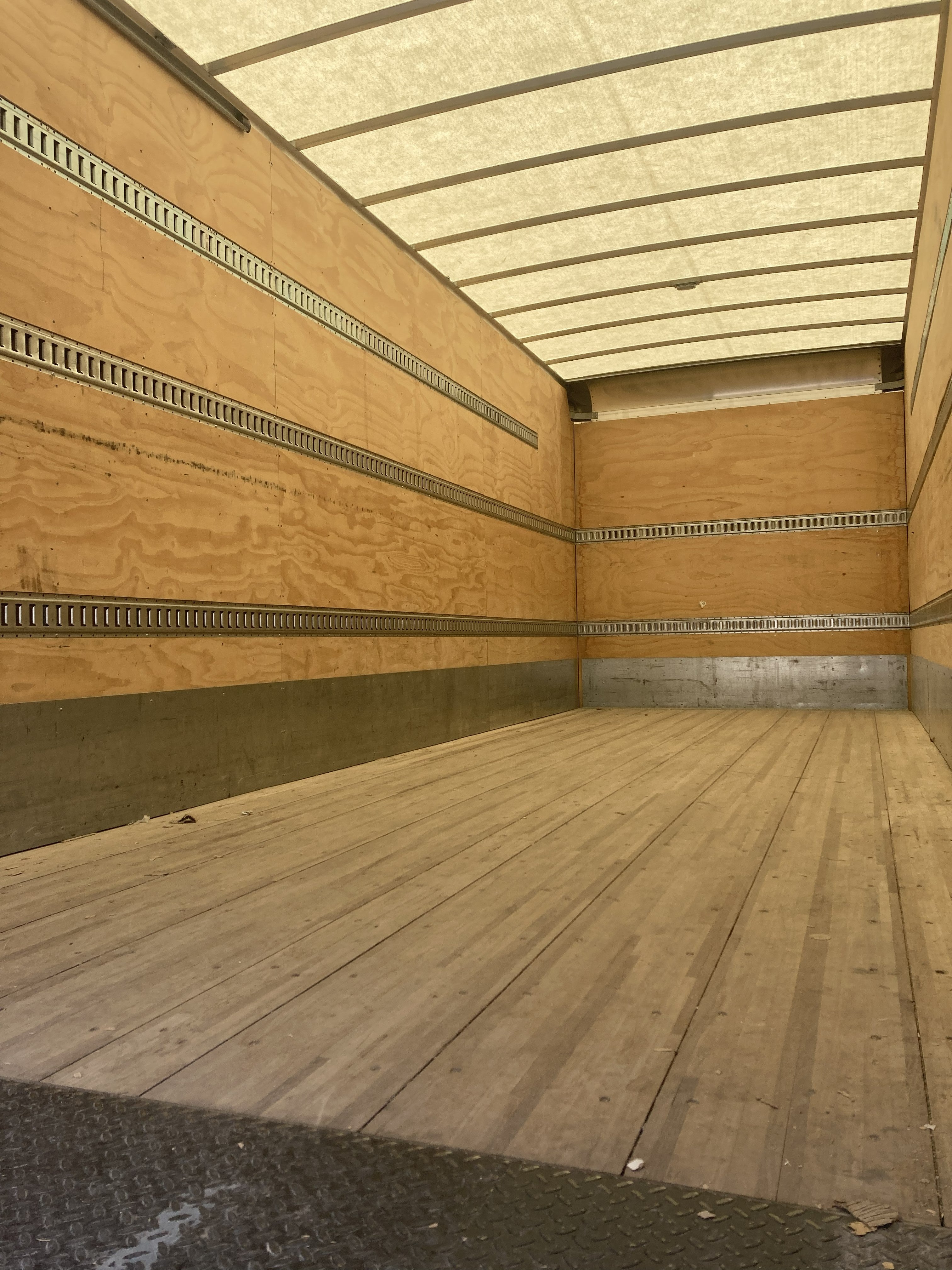 CERTIFIED USED 2020 ISUZU FTR 26' BOX TRUCK