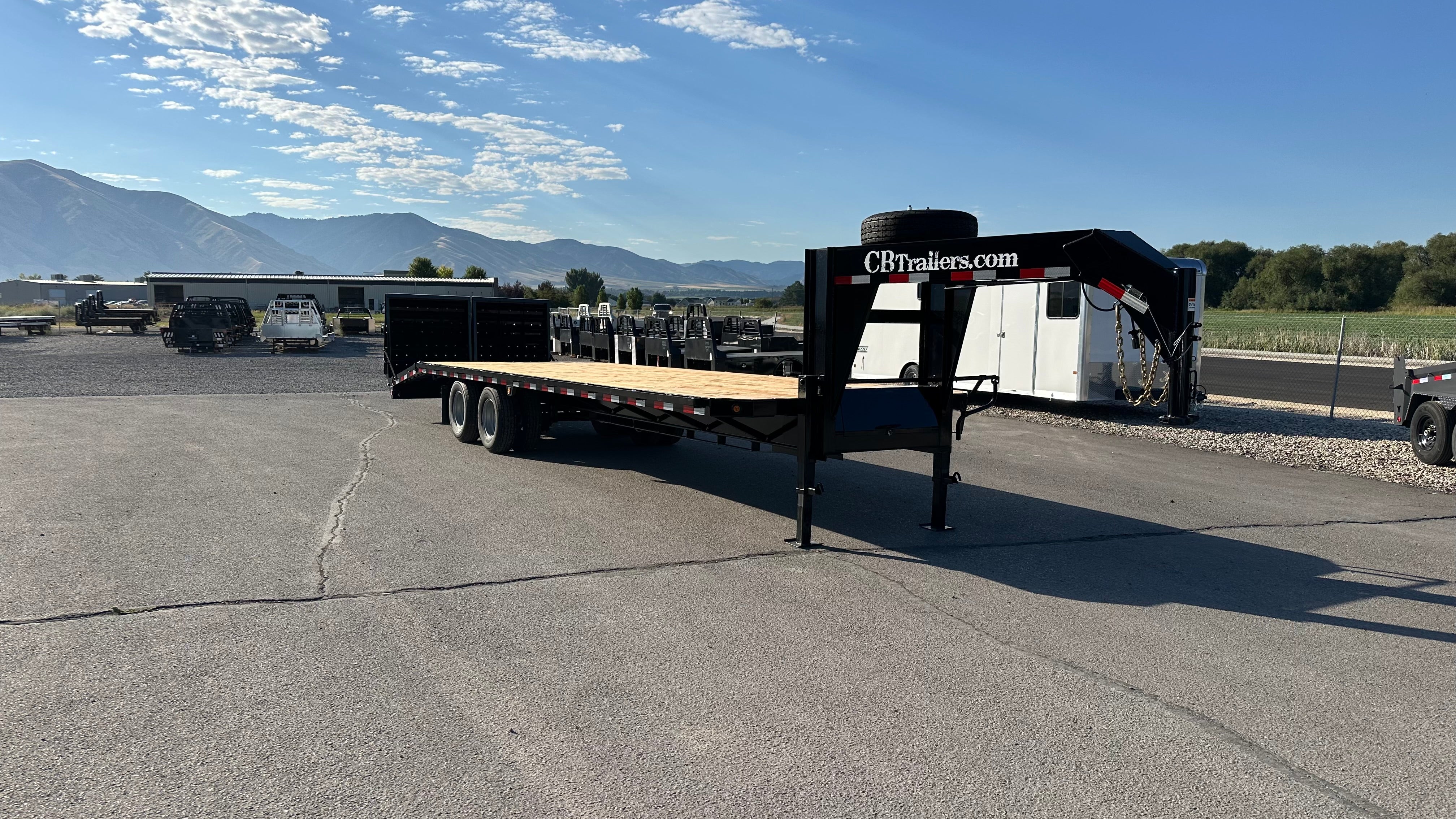 2025 C&B 30' Gooseneck Tandem Dually Flatbed