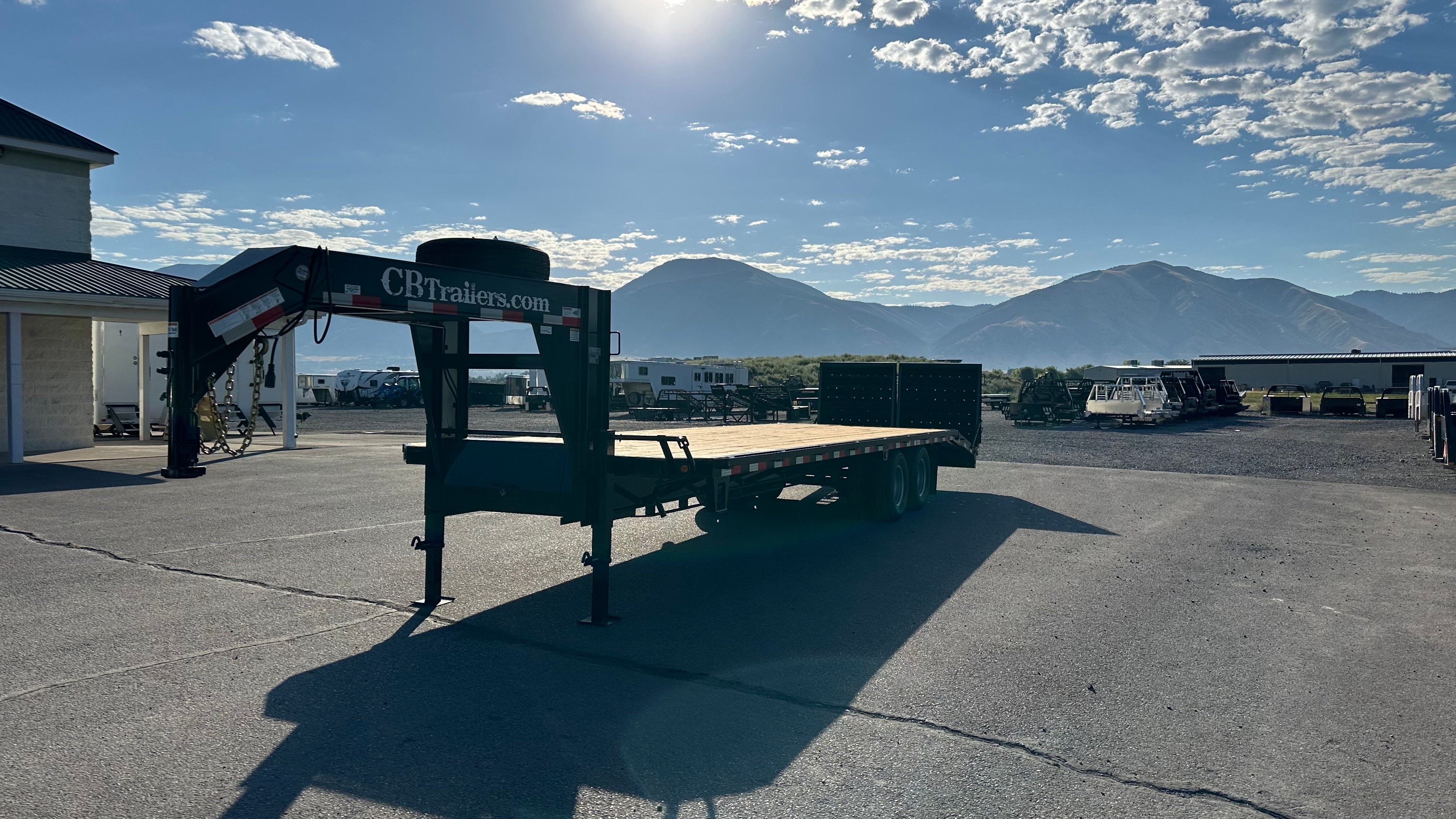 2025 C&B 30' Gooseneck Tandem Dually Flatbed