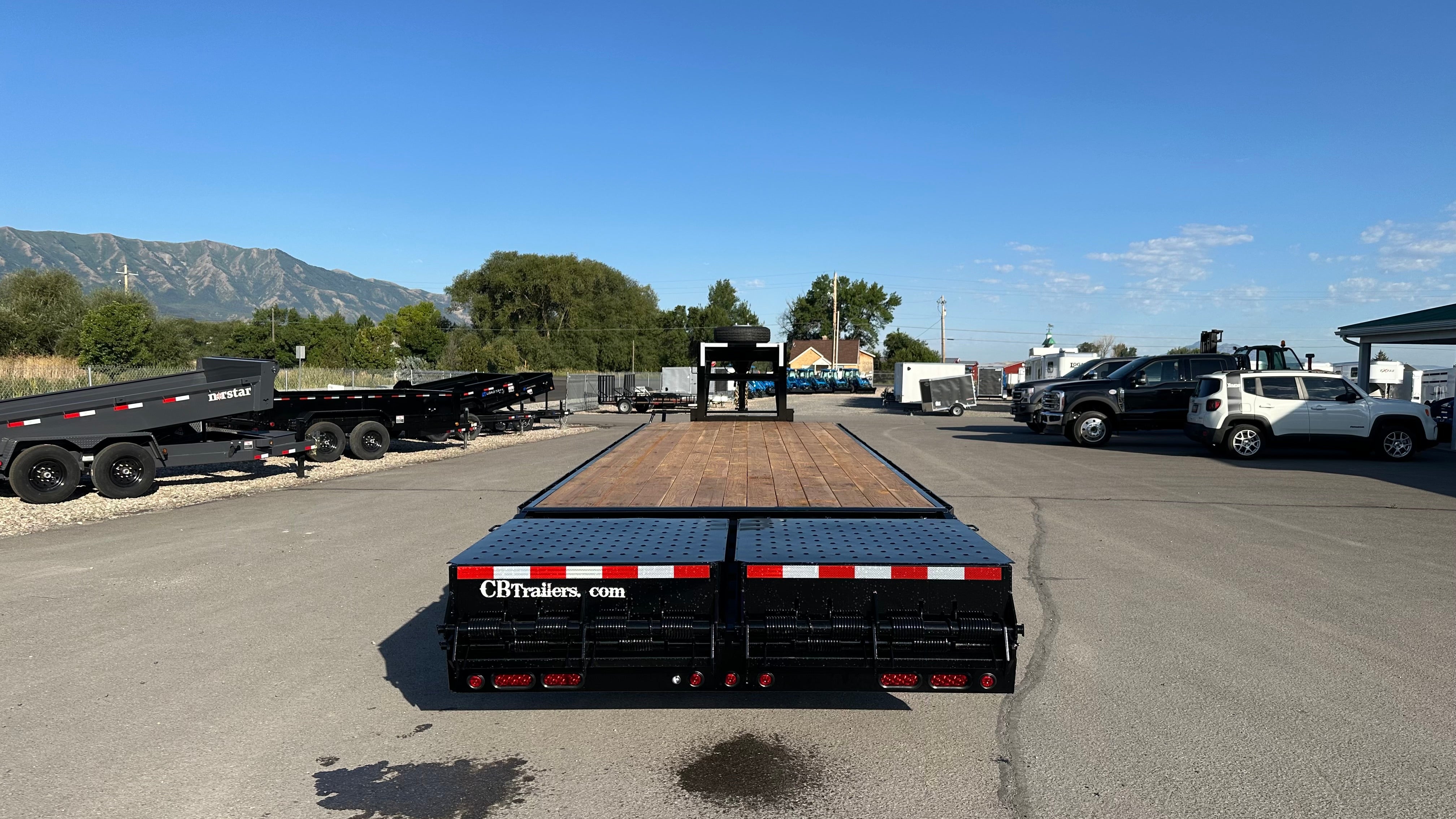 2025 C&B 30' Gooseneck Tandem Dually Flatbed