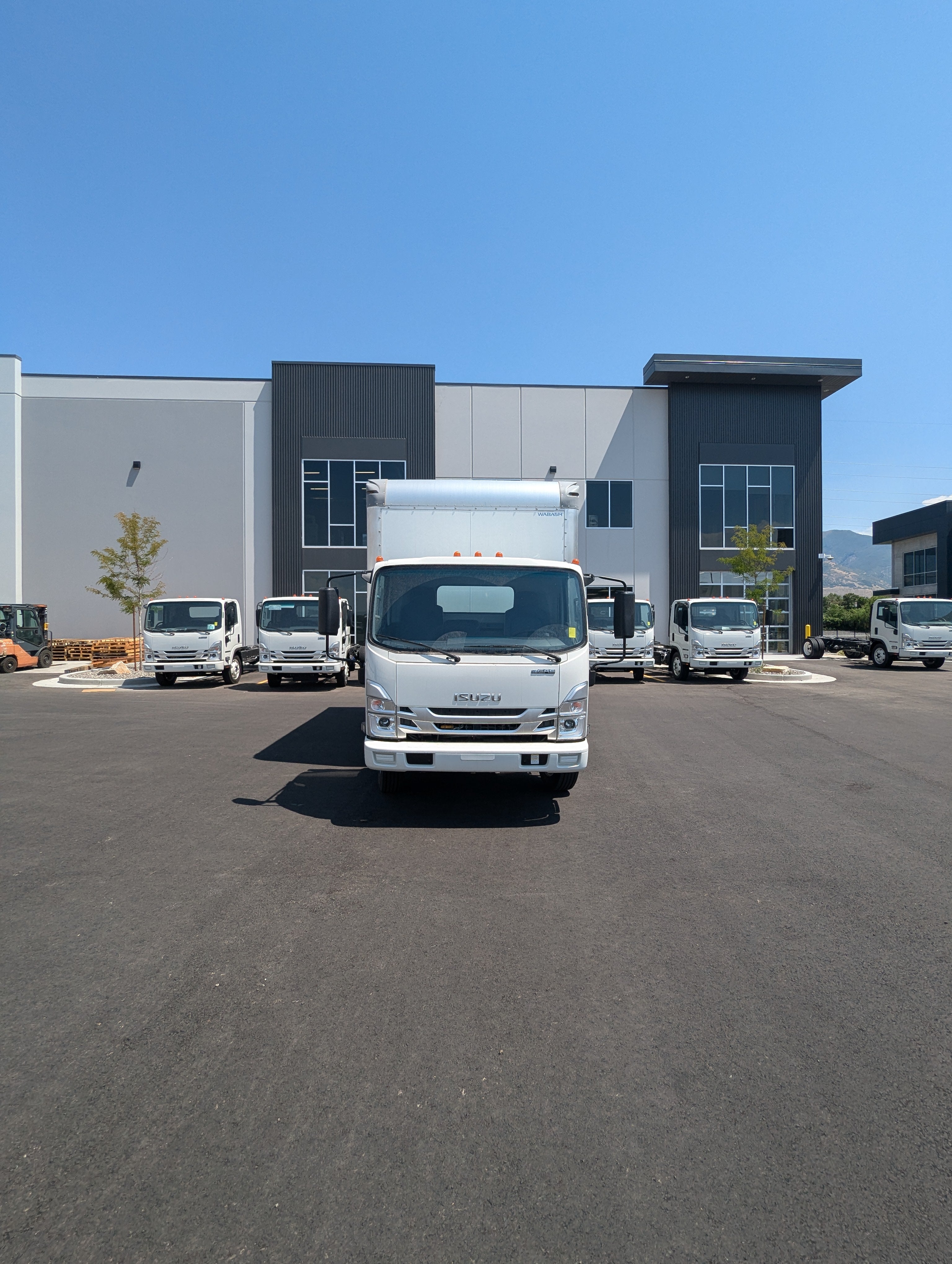 New 2025 Isuzu NRR Gas 14' Box Truck